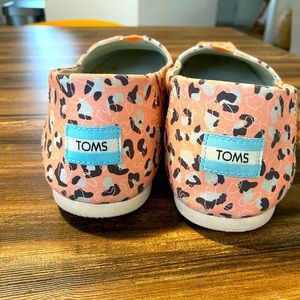 Toms coral leopard print. Women’s size 12.